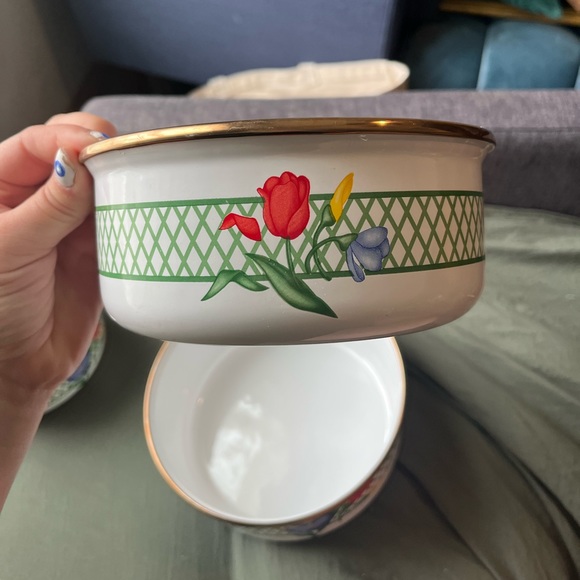 Vintage 80s Set of Regency Club Nesting Mixing Bowls White Enamelware w Flowers - Picture 2 of 7